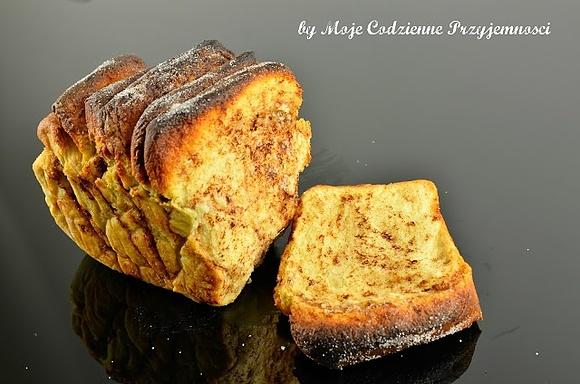 Drożdżowe ciasto odrywany chlebek cynamonowy