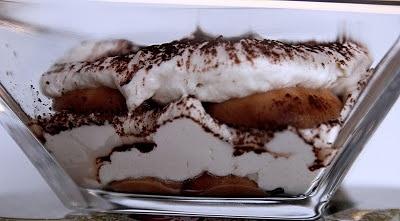 Tiramisu w pucharkach z kawą i mascarpone