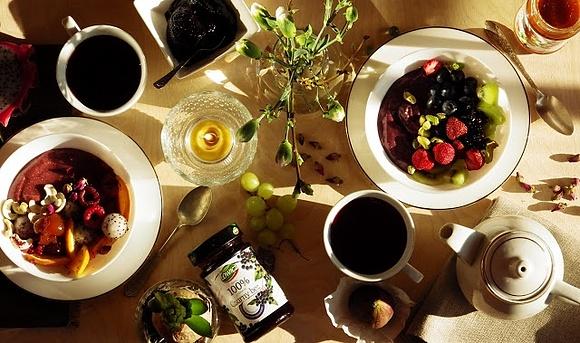 Śniadanie dla dwojga smoothie bowls z quinoą i dżemami