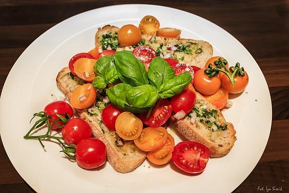 Bruschetta z pomidorami i bazylią