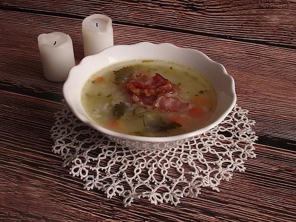 Zupa ogórkowa z chipsami serrano
