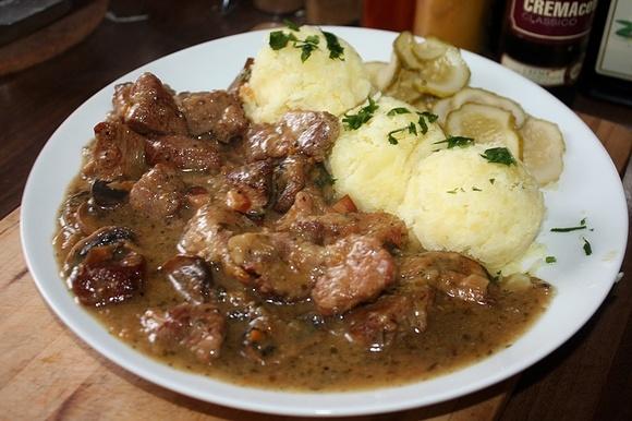 Gulasz z łopatki z pieczarkami