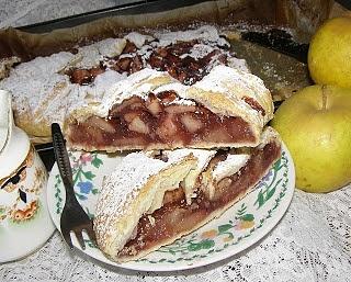 Jabłka z dżemem z ciemnych winogron w cieście francuskim