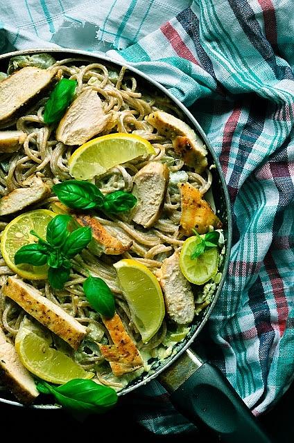 Spaghetti z grillowanym kurczakiem, karczochami i sosem ricotta