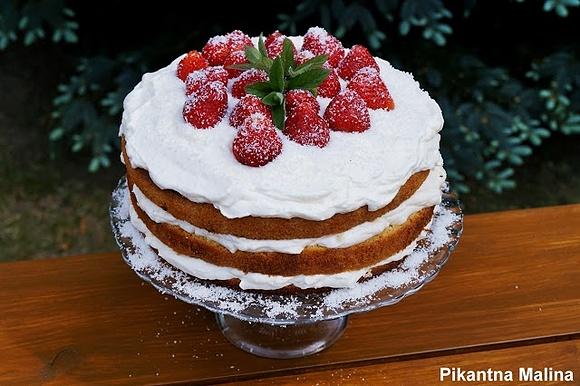 Tort śmietanowy z truskawkami