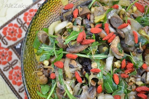 Sałatka z cykorii z pieczarkami i kiełkami stir fry