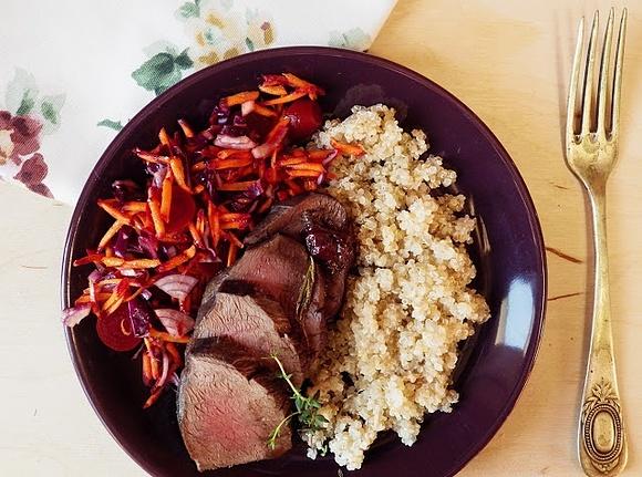Udzic z jelenia z quinoa i surówką
