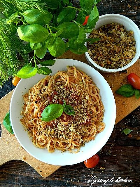 Spaghetti z sosem pomidorowym i ziołową posypką chlebową