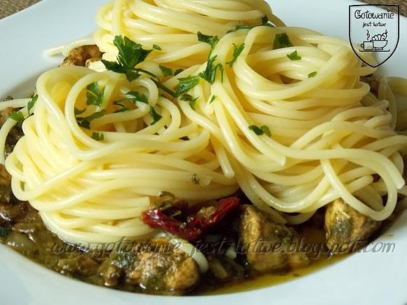 Spaghetti z kurczakiem i suszonymi pomidorami