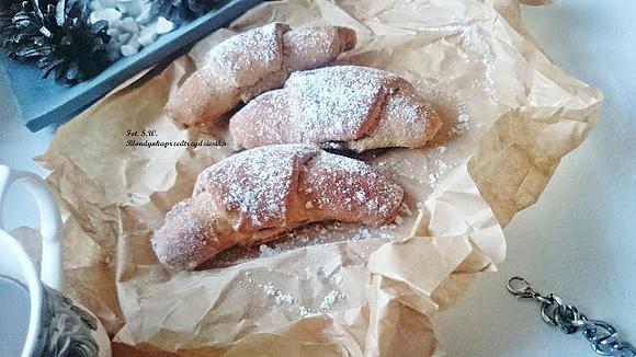 Rogaliki orkiszowe z marmoladą śliwkową