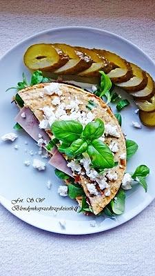 Omlet z suszonymi pomidorami i szynką