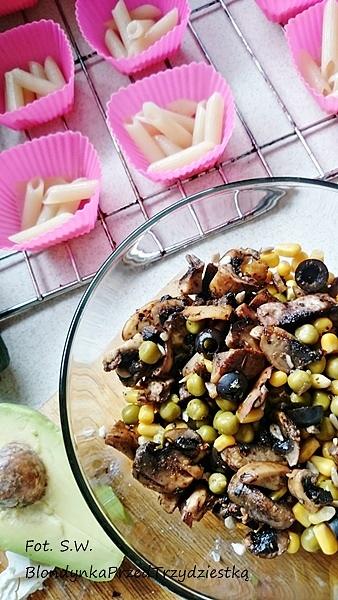Muffinki jajeczne na śniadanie z warzywami i serem feta