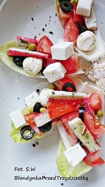 Sałatka z paluszkami i mozzarellą