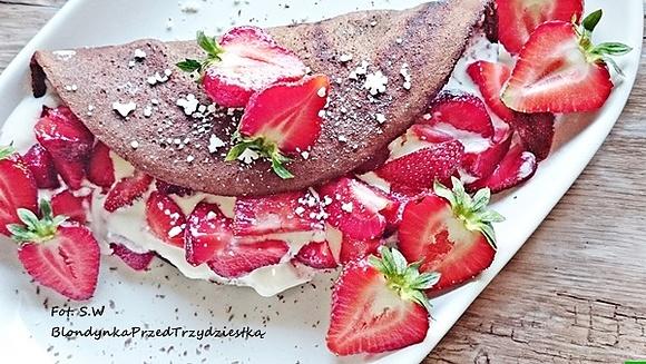 Omlet czekoladowy z jogurtem i truskawkami
