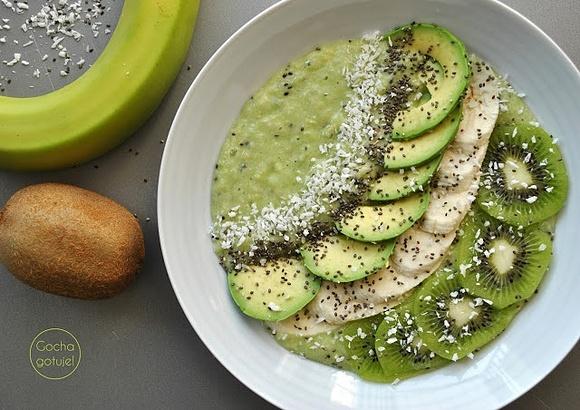Smoothie bowl z banana kiwi i awokado z nasionami chia i wiórkami kokosowymi