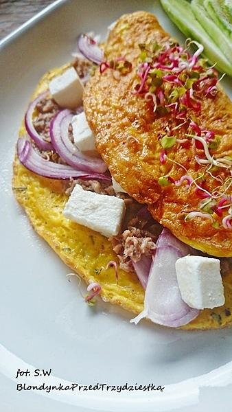 Omlet z tuńczykiem i serem feta