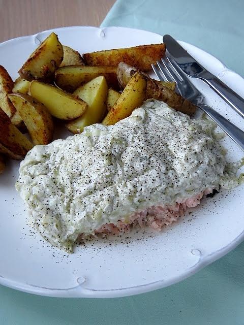 Łosoś pieczony ze świeżym ogórkiem