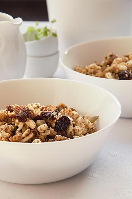 Granola z orkiszem ekspandowanym orzechami i dziką różą