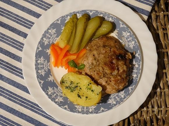 Filet wieprzowy z czosnkiem cebulą i rozmarynem