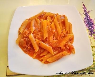 Pomidorowy makaron z szynką i chorizo