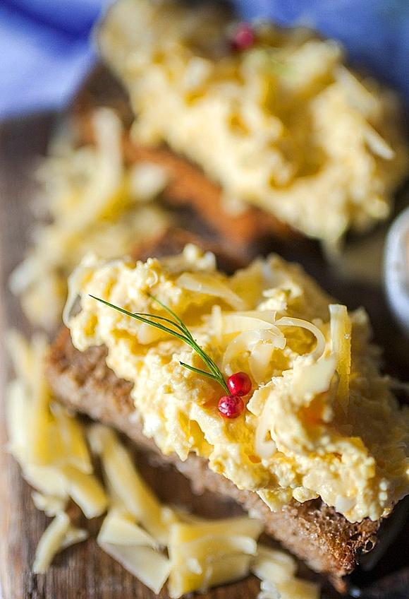 Pasta jajeczna z żółtym serem