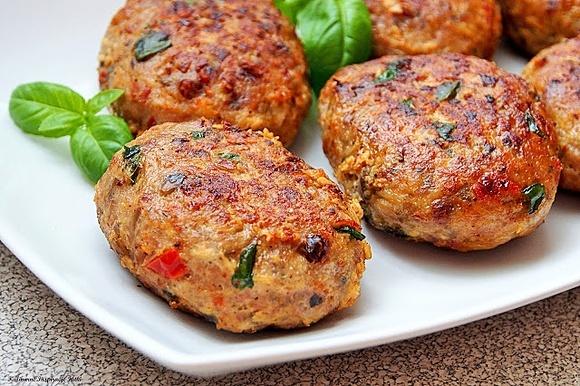 Drobiowe kotleciki z suszonymi pomidorami, bazylią i pieczarkami