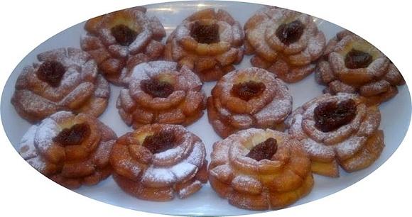 Róże karnawałowe - przepis na tradycyjne ciastka z dżemem