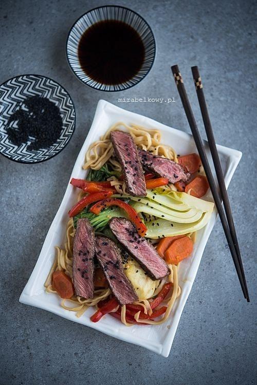 Makaron stir-fry z sosem teriyaki, kapustą pak choi i wołowiną