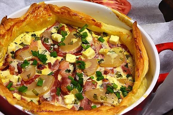 Tarta z ciasta francuskiego z boczkiem serem feta i gruszką w occie