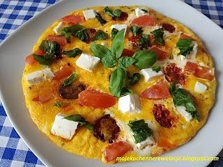 Omlet z chorizo, pomidorami i fetą