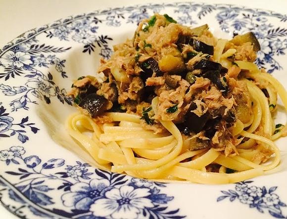Linguine z ragu z tuńczyka i kaparami
