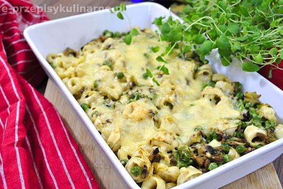 Zapiekanka z tortellini, pieczarkami, porem i groszkiem