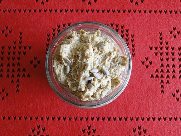 Hummus z orzechami włoskimi i słonecznikiem