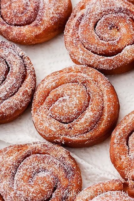 Pączki cynamonowe – zawijane bułeczki smażone w głębokim tłuszczu