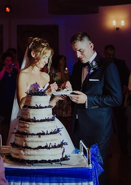 Naked cake z lawendą - tort ślubny na wesele