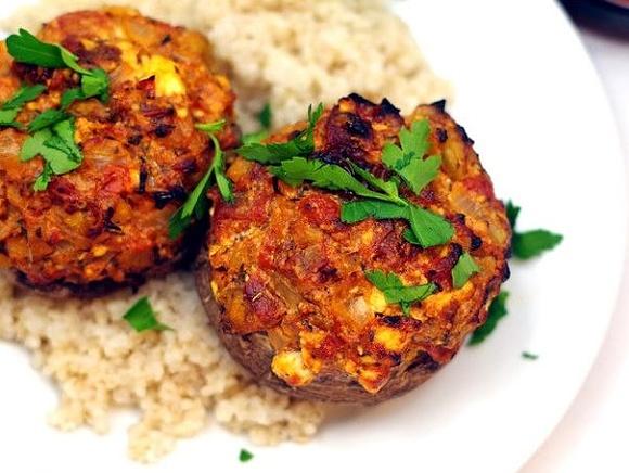 Pieczarki portobello nadziewane pomidorami i fetą