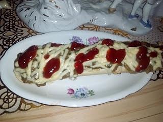 Zapiekanka z sosem pieczarkowym