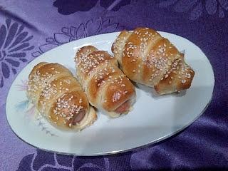 Parówki z serem z ciasta drożdżowego
