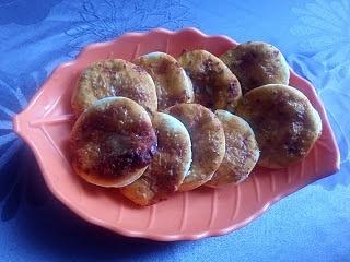 Mini pizze z serem parmezan i sosem