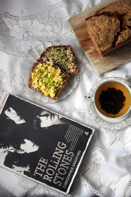 Pasta jajeczna z tofu na domowym chlebie z sześciu mąk