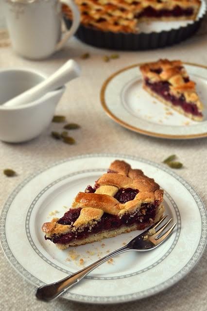 Tarta z wiśniami i kardamonem