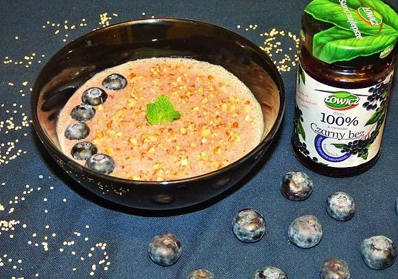 Wegańska zupa mleczna z quinoa czarnym bzem borówkami i orzechami pekan