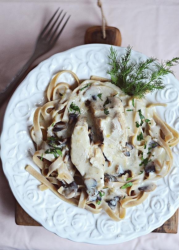 Tagliatelle w sosie pieczarkowym z kurczakiem