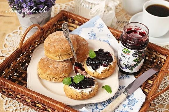 Scones z dżemem czarnego bzu