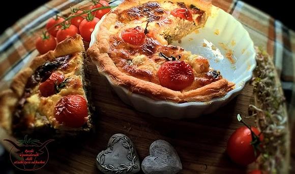 Quiche ze szpinakiem, serem i mięsem drobiowym