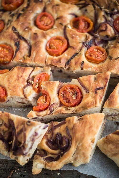 Focaccia z karmelizowaną cebulą, pomidorkami koktajlowymi i nasionami fenkułu