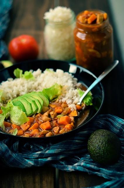 Curry pomidorowo-kokosowe z kurczakiem i batatami