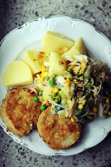 Seler w chipsach i sałatka à la z zup chińskich