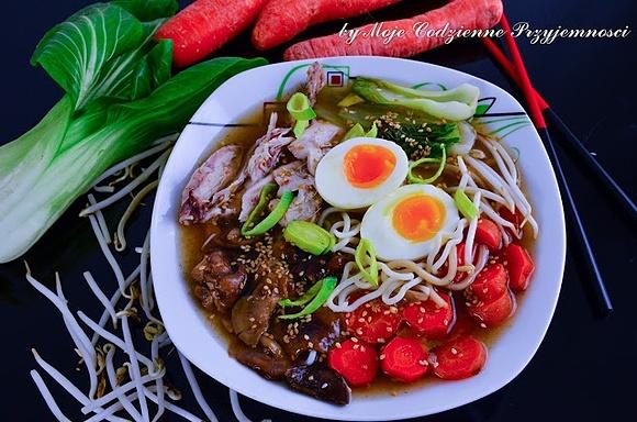 Ramen z kurczakiem, pak choi i shitake