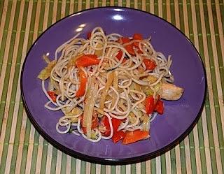 Prosty makaron chiński Chow Mein z kurczakiem i warzywami